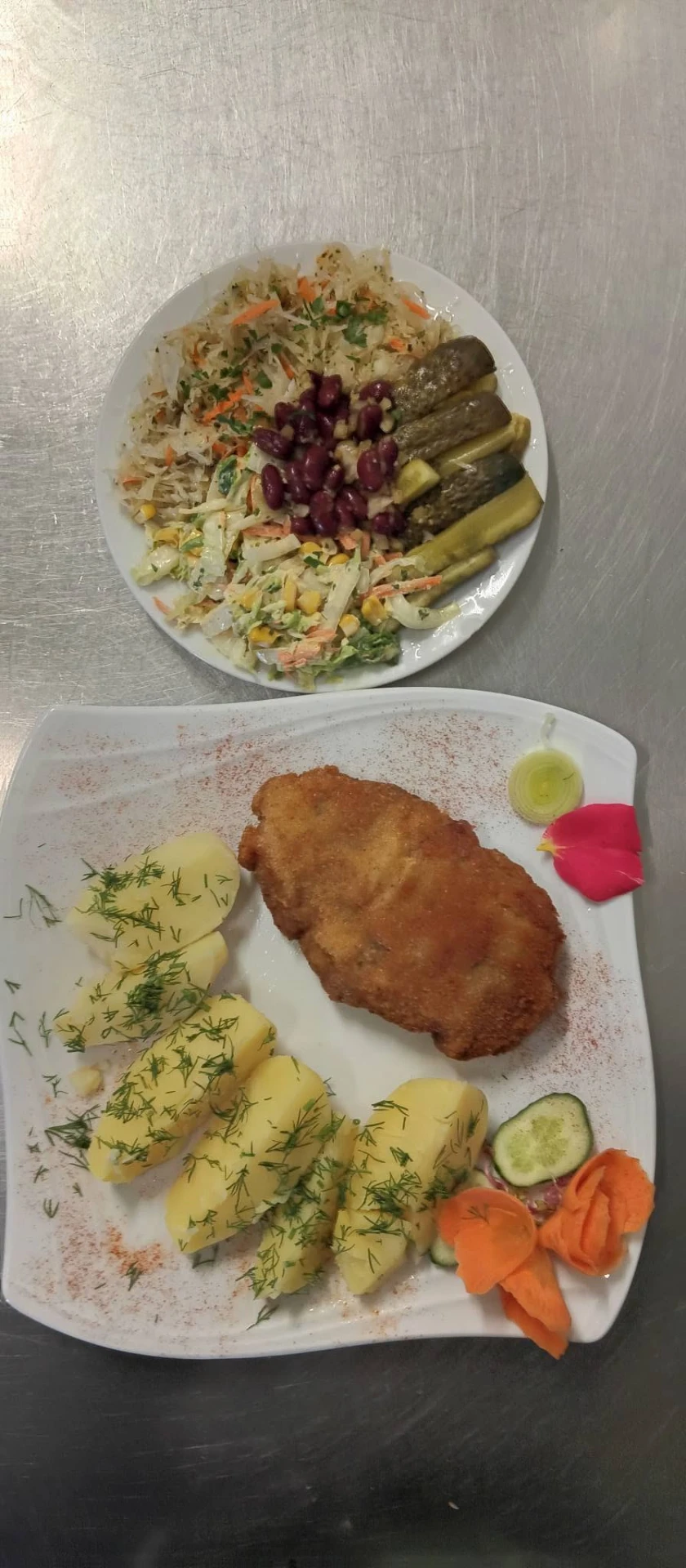 Kotlet schabowy podany z ziemniakami i surówkami
